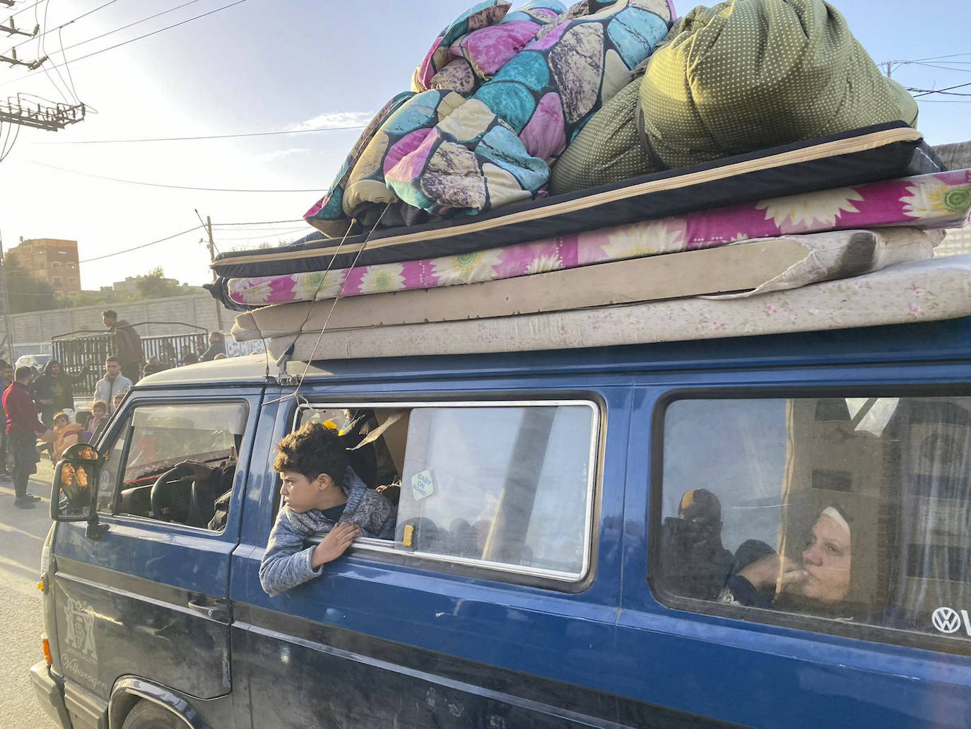 Residentes en Bureij, en el centro de Gaza, huyen del campo de refugiados que Israel ha pedido que sea evacuado.