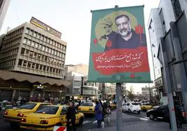 Los iraníes pasan junto a un cartel del miembro de la Guardia Revolucionaria Islámica de Irán, Seyed Razi Mousavi, asesinado esta semana.