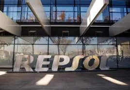 Competencia abre expediente a Repsol por encarecer el carburante a sus competidores