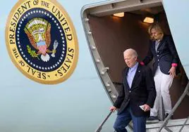 Joe Biden y su esposa Jill bajan ayer del Air Force One al llegar al aeropuerto Henry E. Rohlsen de Christiansted, Saint Croix, en las Islas Vírgene, donde pasarán las vacaciones de Año Nuevo.