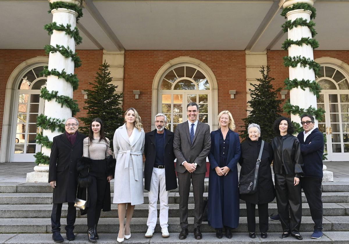 El presidente del Gobierno posa a las puertas de la Moncloa con parte del elenco de la serie.