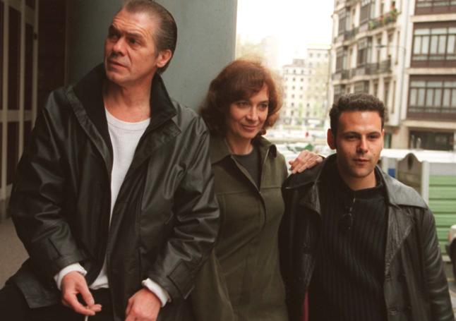 Patricia Ferreira entre Miguel Ángel Solá y Roberto Enríquez en el estreno en Bilbao de 'Sé quién eres' en 2000.