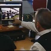 Agentes de la Guardia Civil examinan un vídeo en el que aparecen mensajes e imágenes enviados por jovenes que hacen apologia del terrorismo en internet.