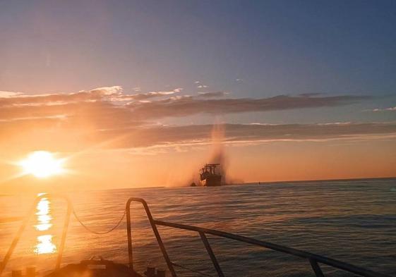 Imagen tomada desde otro barco de la explosión provocada por la mina en el carguero panameño.