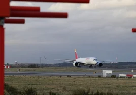 Un avión en una de las pistas del aeropuerto de Barajas