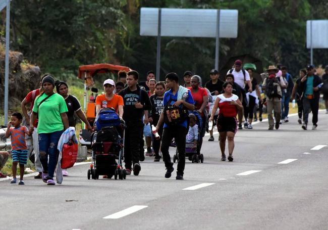 Una caravana avanza por México.