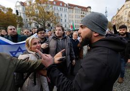 Un hombre arremete contra una manifestación en apoyo de Israel en Berlín