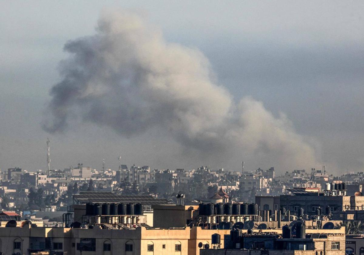 Una columna de humo surge sobre Yan Younis, vista desde Rafah, en el sur de la Franja de Gaza