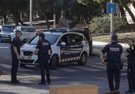 Agentes de los Mossos d'Esquadra y de la Policia Local de Barcelona.