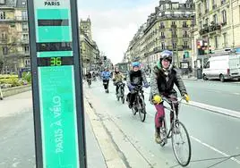 En algunos bulevares parisinos hay más ciclistas que automovilistas en hora punta.