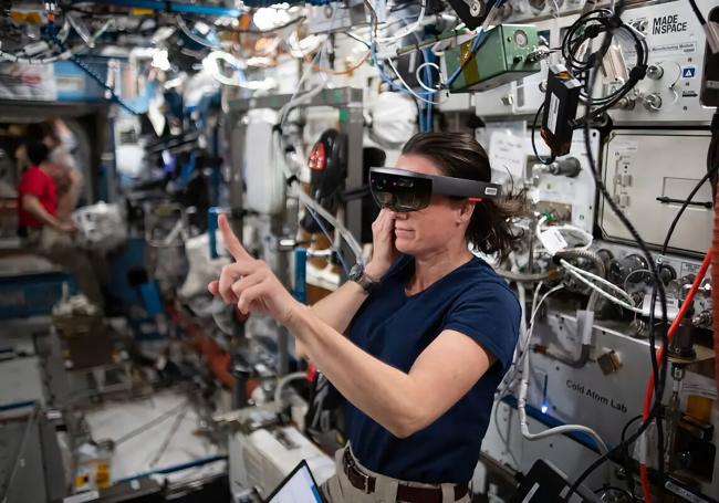 La astronauta Megan McArthur prueba unas gafas de realidad virtual en la ISS en 2021.