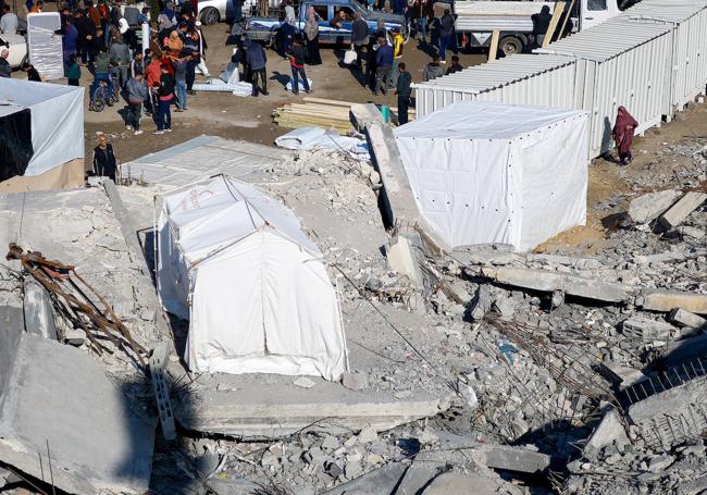 Los palestinos desplazados, que huyeron de sus hogares debido a los ataques israelíes, se refugian en un campamento de tiendas de campaña en Rafah.