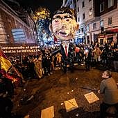 El apaleamiento ante Ferraz de un muñeco simulando a Sánchez abre un crispado 2024