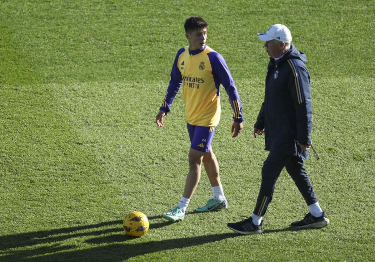 Arda Güler y Carlo Ancelotti, durante un entrenamiento del Real Madrid.