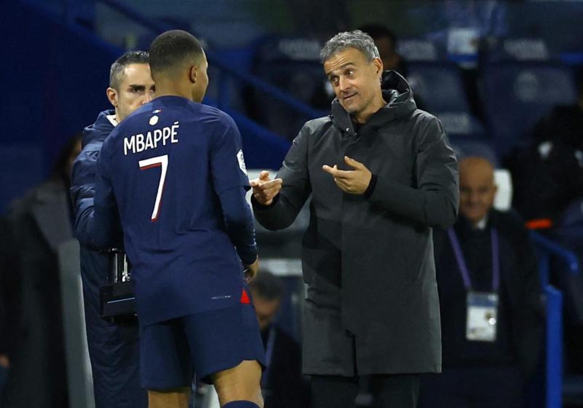 Luis Enrique dialoga con Mbappé durante un partido del PSG.