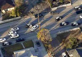 Decenas de coches de la Policía rodean al automóvil de un asesino tras una persecución en California.