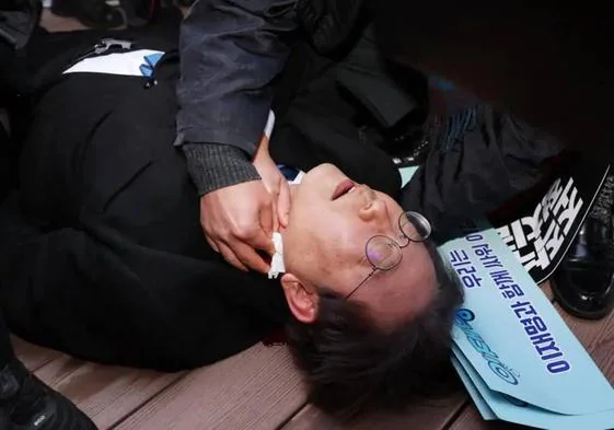 Un sexagenario apuñala en el cuello al líder de la oposición en Corea del Sur