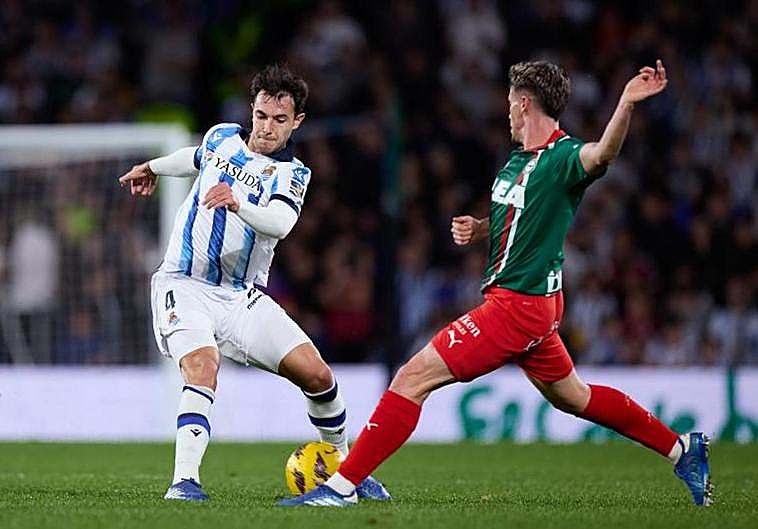 Zubimendi rescata un punto para la Real tras la expulsión de Remiro