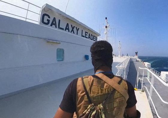 Un rebelde hutí asaltando un carguero en el mar Rojo