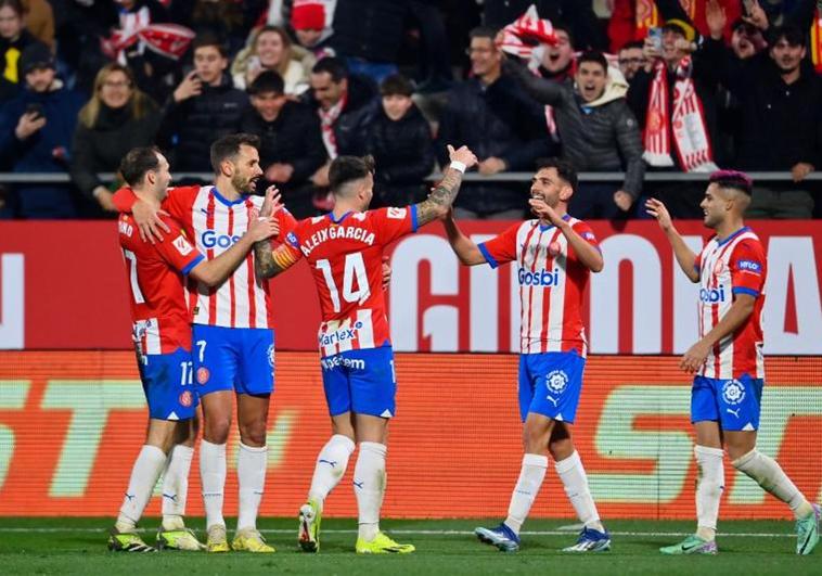 Los jugadores del Girona celebran uno de los goles al Atlético.