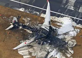 El avión de pasajeros quedó calcinado después del incendio por la colisión.