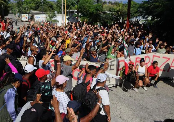 La caravana de miles de migrantes se detiene para entregarse a autoridades mexicanas en sur de México