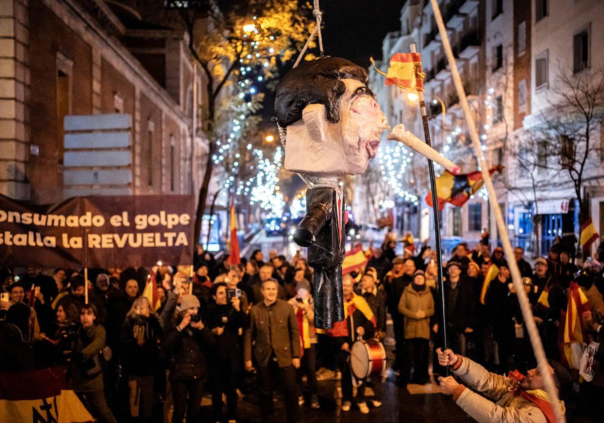 Unas 300 personas despidieron en el año en una protesta convocada por Revuelta en la calle Ferraz