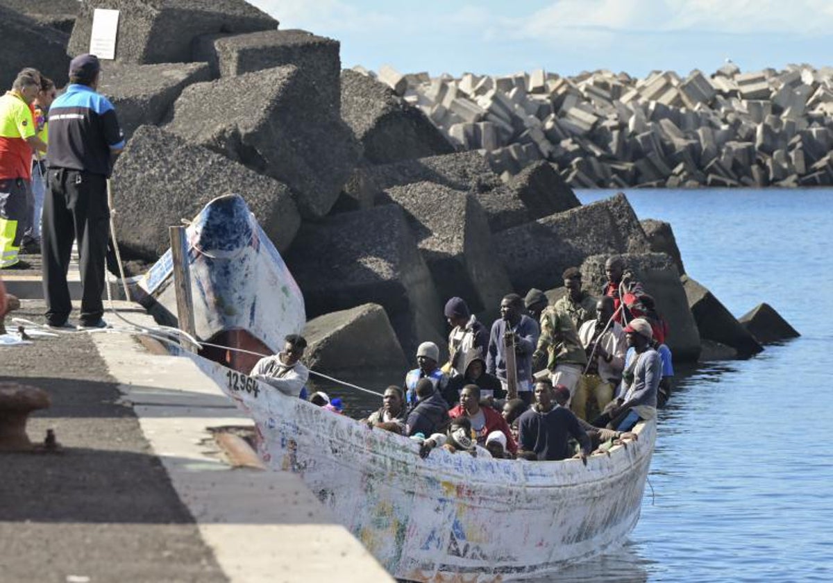 Una de las embarcaciones de inmigrantes rescatadas este miércoles por Salvamento Marítimo al sur de El Hierro.