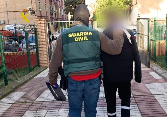 Un agente detiene a uno de los miembros del bloque sevillano de los Bloods