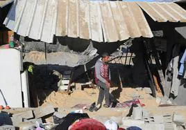 Un palestino se para frente a los escombros de una casa en Al-Mawasi