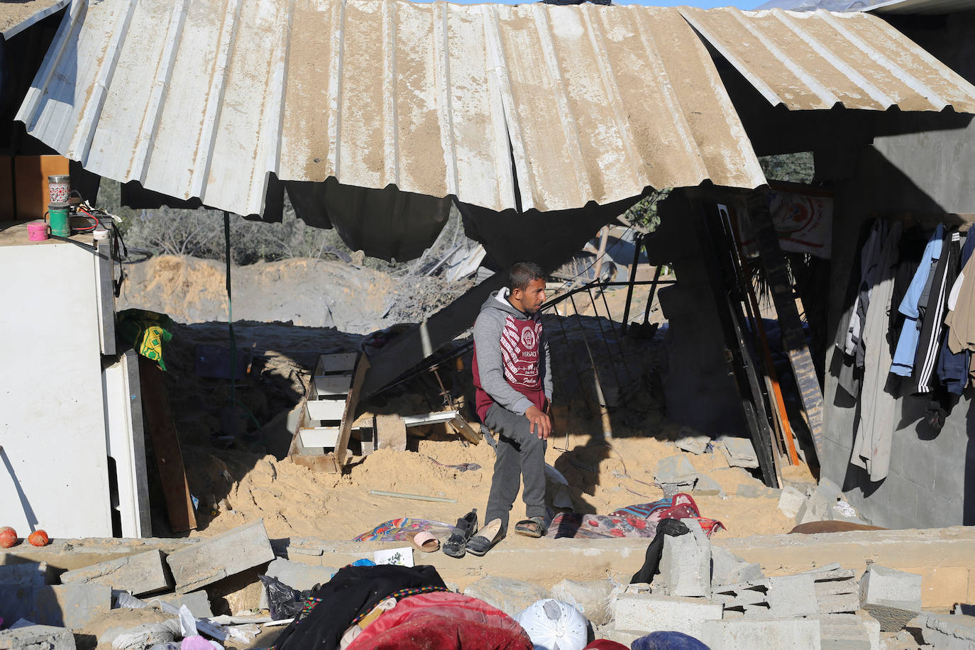 Un palestino se para frente a los escombros de una casa en Al-Mawasi