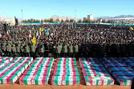 Los iraníes despiden en un acto solemne y multitudinario al casi centenar de víctimas mortales del atentado de Kermán.
