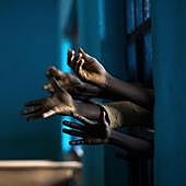 Niños extienden sus manos a través de una verja, en un campamento del Ejército francés, en Bossembele (República Centroafricana).