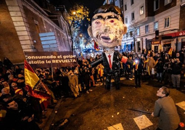 Imagen de la piñata de Pedro Sánchez en la protesta de Ferraz en la pasada Nochevieja.