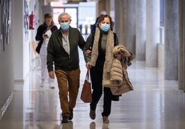 Dos personas con mascarilla, en un centro sanitario.