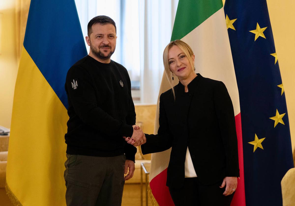 La primera ministra italiana, Giorgia Meloni, da la bienvenida al presidente ucraniano, Volodímir Zelenski, antes de su reunión en el Palacio Chigi