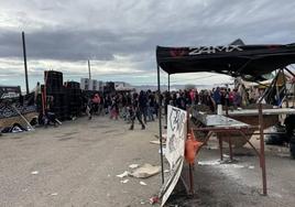 Los últimos asistentes al macrofestival ilegal en Fuente Álamo bailan frente al muro de altavoces. En primer término, el puesto de pizzas, cerrado temporalmente en la mañana de ayer.