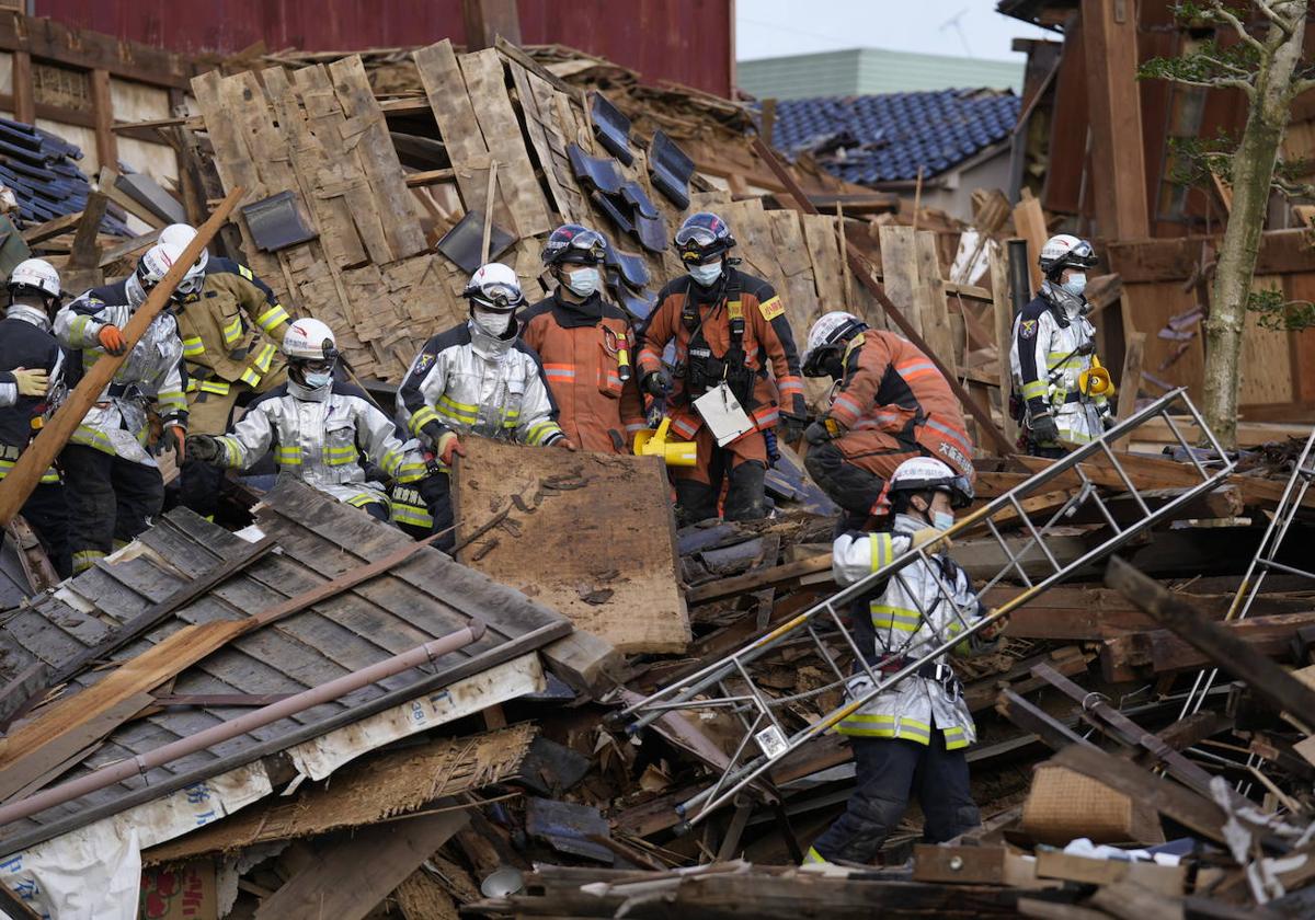 Los servicios de emergencia buscan a supervivientes