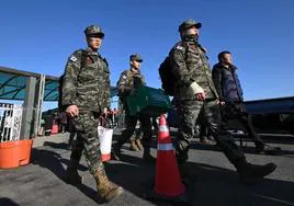 Los marines surcoreanos desembarcan de un ferry de pasajeros en la isla Yeonpyeong, cerca de la frontera marítima de la 'línea límite norte' con Corea del Norte.