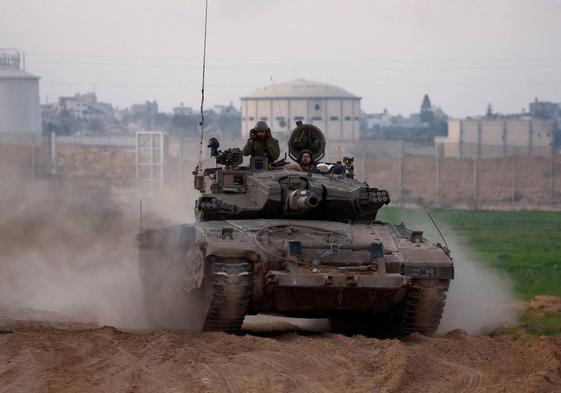 Un tanque del ejército hebreo ingresa a Israel desde Gaza.