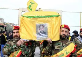 Miembros de Hezbolá llevan el ataúd de un militante muerto después de ataques aéreos israelíes.