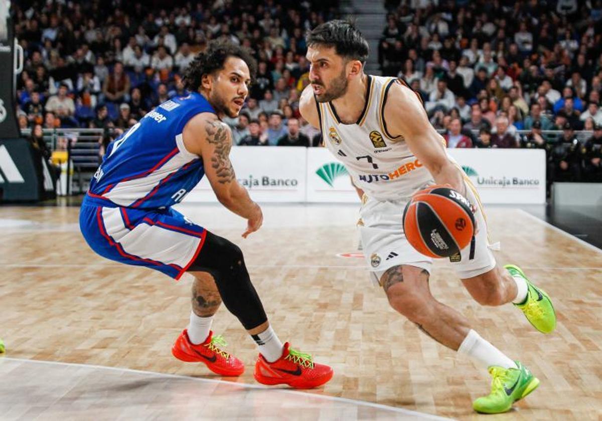 Facundo Campazzo bota el balón ante Shane Larkin.