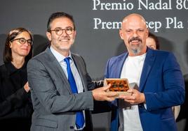 César Pérez Gellida, a la derecha, recibe el Premio Nadal de novela por 'Bajo tierra seca'.