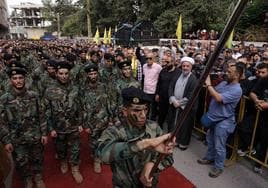 Miembros de Hezbolá participan en el funeral de uno de sus integrantes, Abbas Shuman, asesinado en medio de las tensiones con Israel