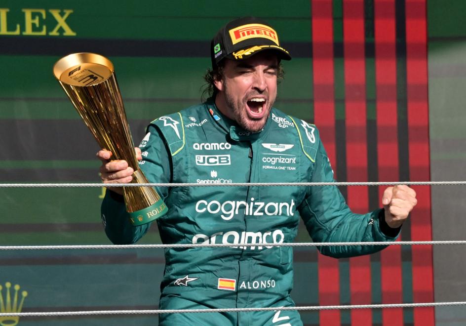 Fernando Alonso celebra su tercera posición con Aston Martin en el Gran Premio de Brasil de 2023.