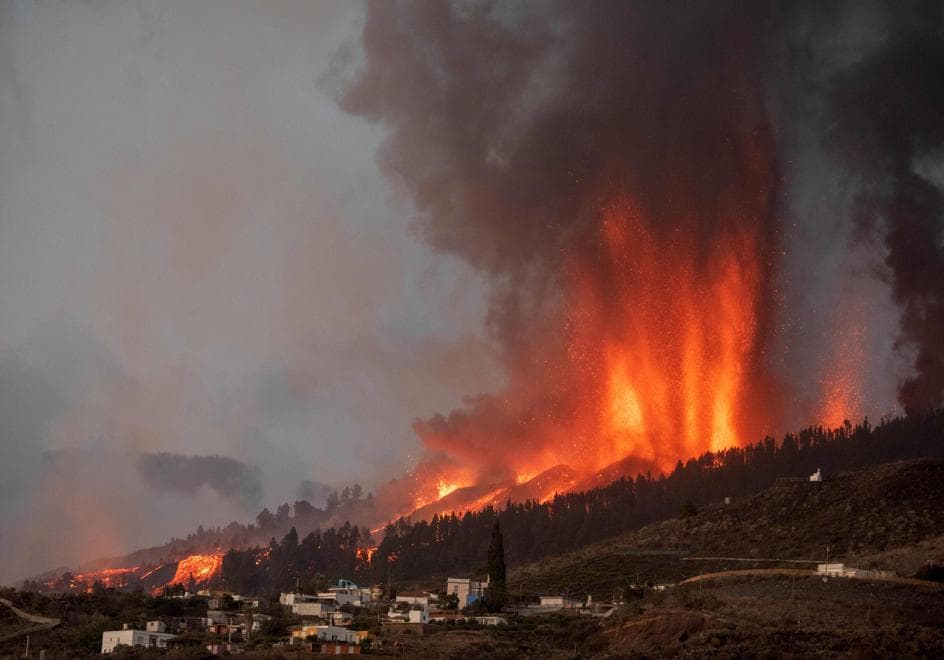 El volcán Cumbre Vieja entra en erupción en El Paso, arrojando columnas de humo, ceniza y lava.