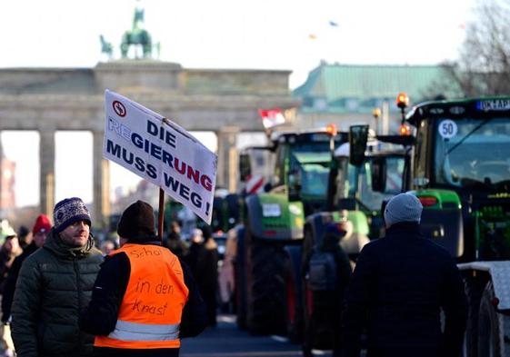 Tractores bloquean el centro de Berlín durante las protestas de agricultores de este lunes.