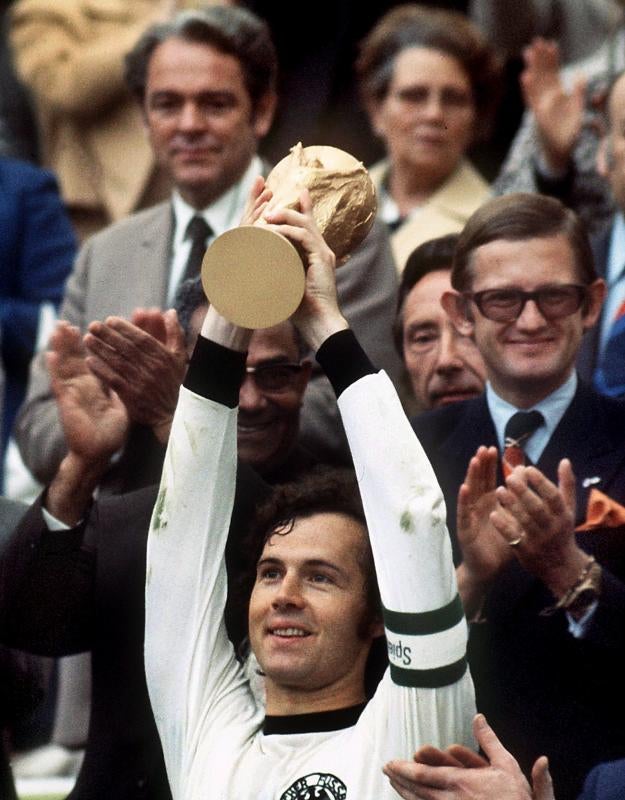 Beckenbauer eleva al cielo el trofeo del Mundial de 1974.