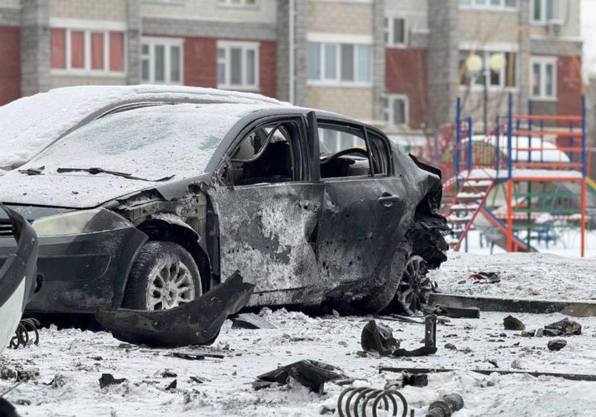 Coches destruidos después del bombardeo en la localidad rusa de Belgorod, el pasado 5 de enero.