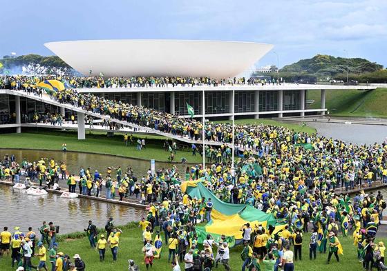 Una multitud de seguidores de Bolsonaro irrumpió en las sedes de la democracia brasileña.